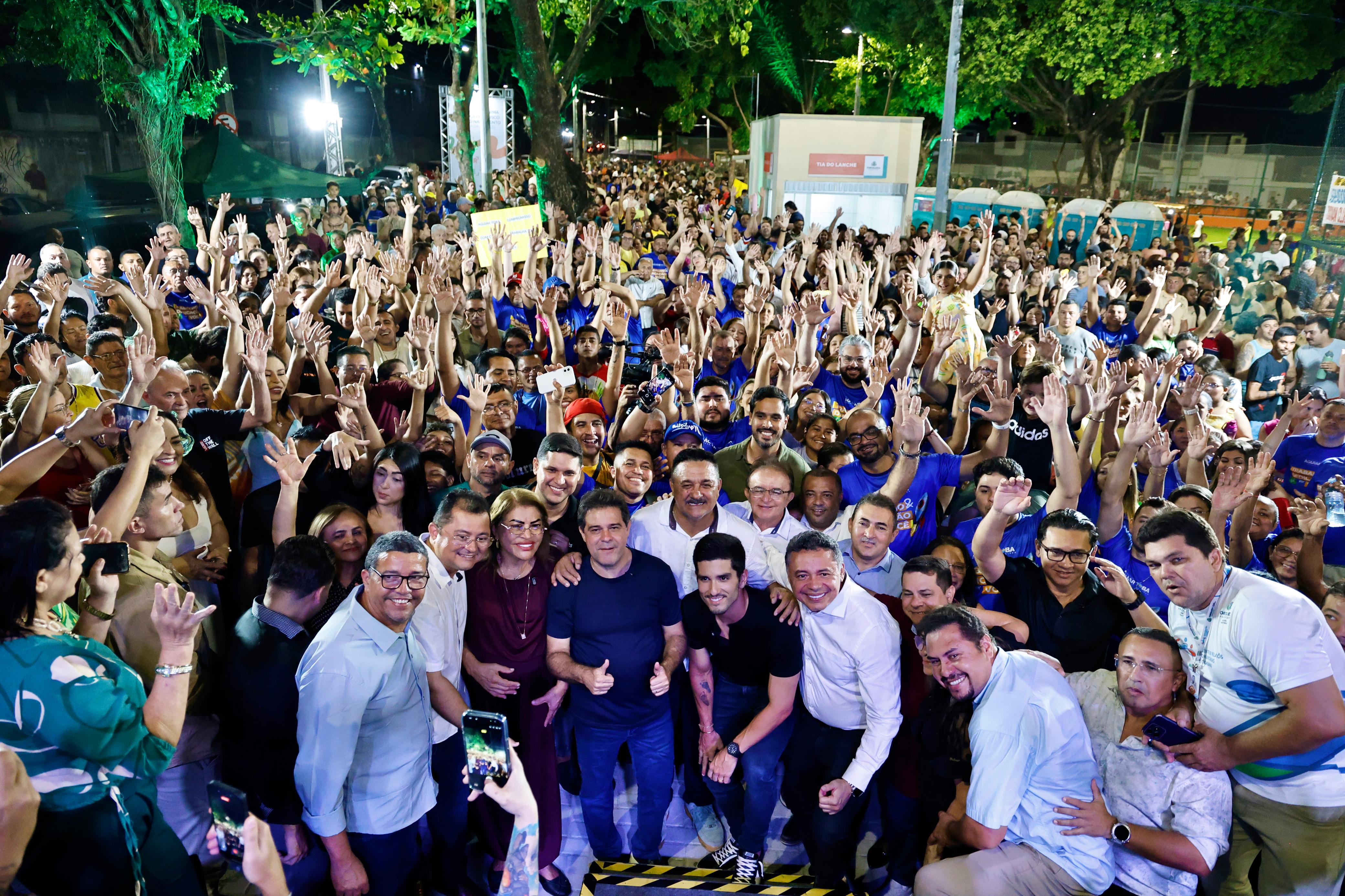 O prefeito Evandro Leitão, gestores da Prefeitura e apoiadores posam para foto junto com a comunidade presente na Praça